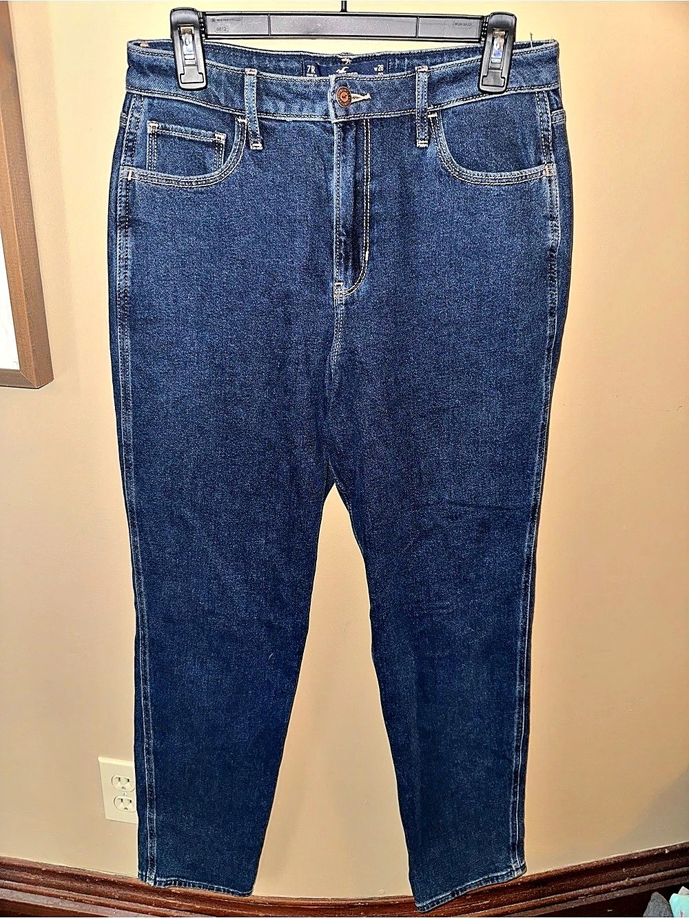 Hollister Ultra High-Rise mom Denim Jean Straight Leg Blue Waist 28 Like New